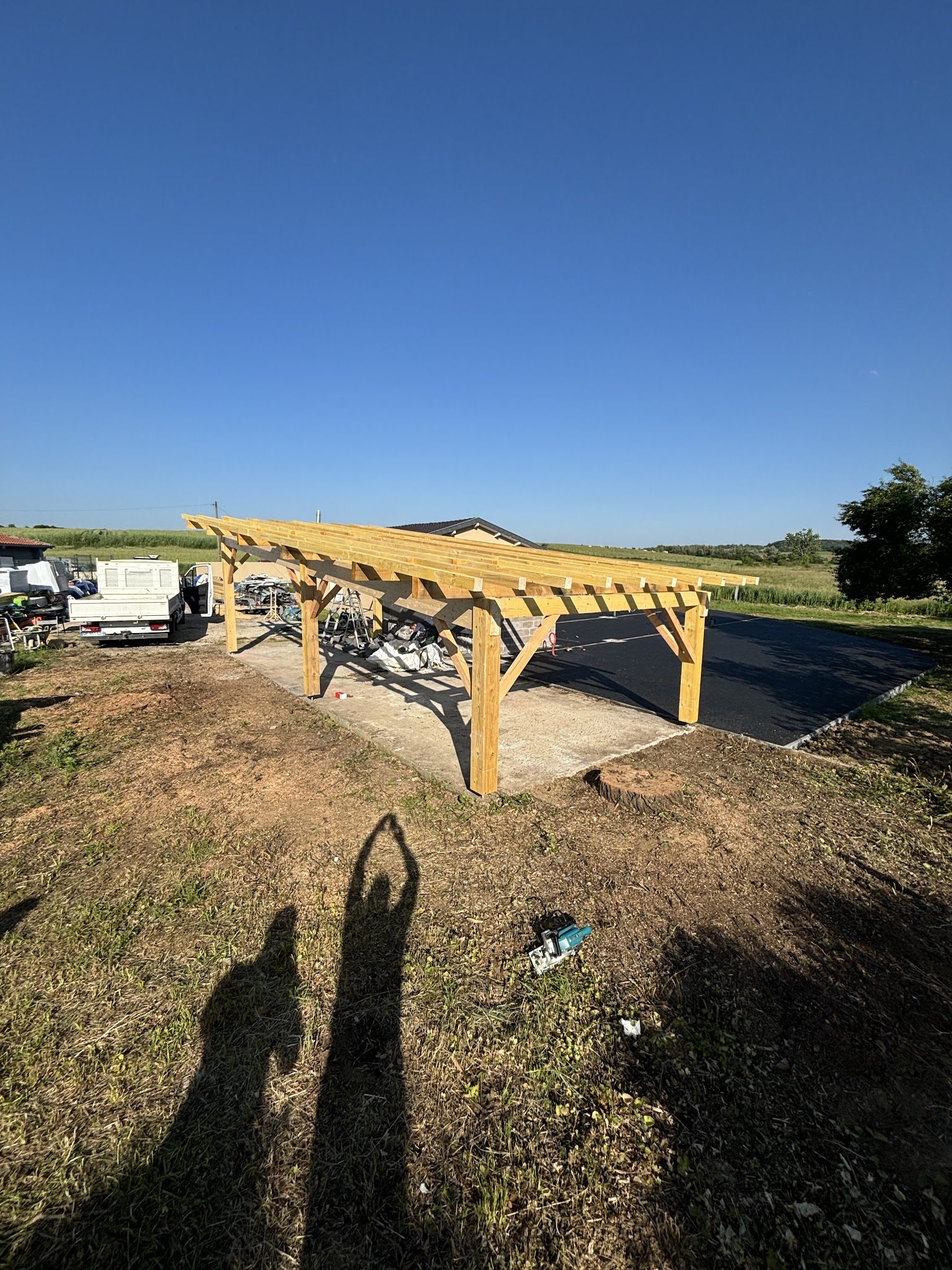 Charpente de carport vue de loin